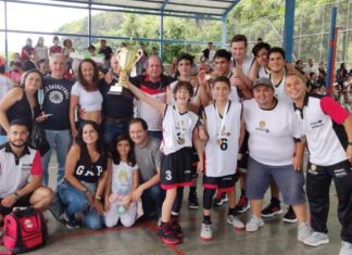 Integrantes y familiares del equipo de baloncesto prejuvenil de Rionegro, que se coronó Campeón Departamental en Juegos Intercolegiados